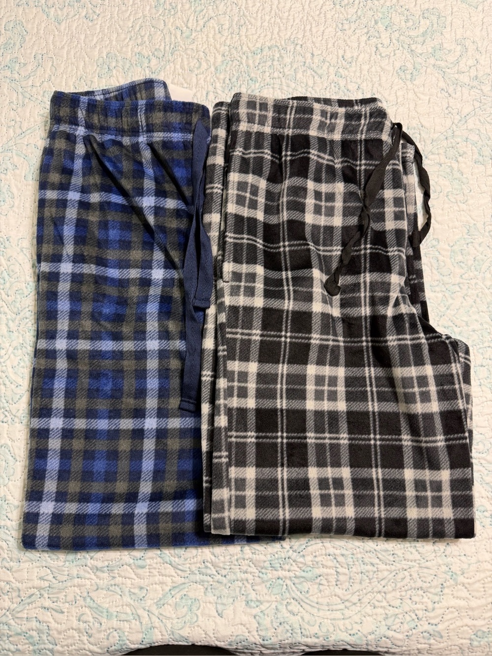2 pairs of Men’s Fruit of the Loom Pajama pants Size Large